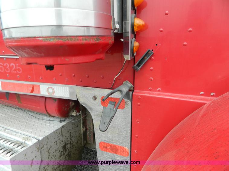 image for item G7557 1991 Peterbilt 379 Glider Kit semi truck