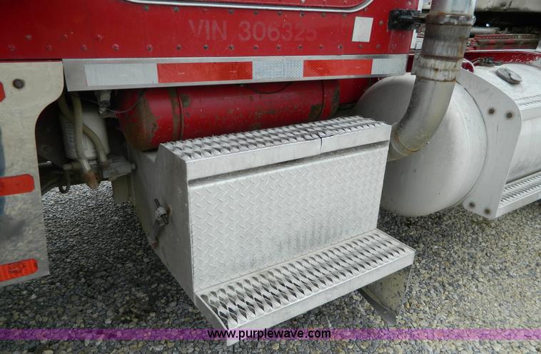 image for item G7557 1991 Peterbilt 379 Glider Kit semi truck