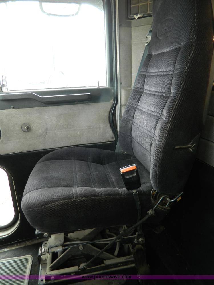 image for item G7557 1991 Peterbilt 379 Glider Kit semi truck