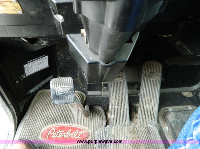 image for item G7557 1991 Peterbilt 379 Glider Kit semi truck