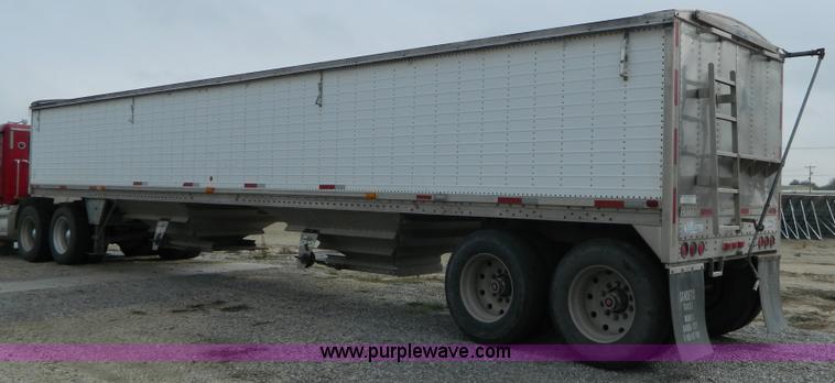 image for item G7558 1993 Wilson Pace Setter grain trailer