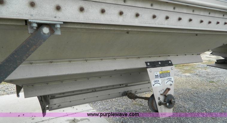 image for item G7558 1993 Wilson Pace Setter grain trailer