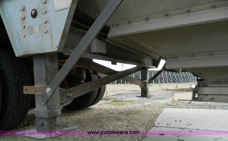 image for item G7558 1993 Wilson Pace Setter grain trailer