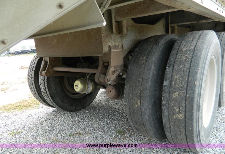 image for item G7558 1993 Wilson Pace Setter grain trailer