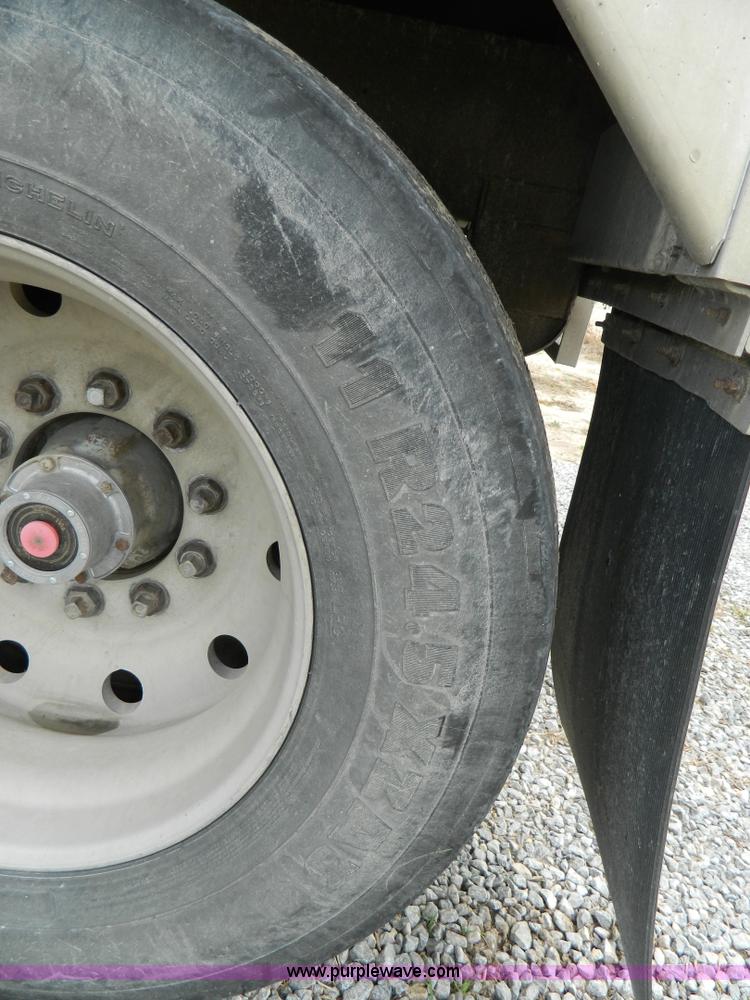 image for item G7558 1993 Wilson Pace Setter grain trailer