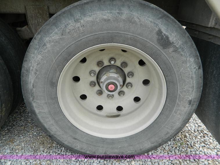 image for item G7558 1993 Wilson Pace Setter grain trailer