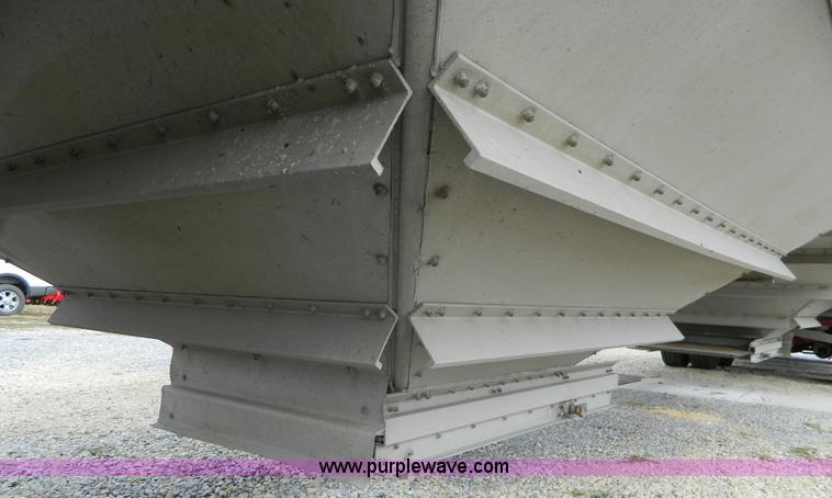 image for item G7558 1993 Wilson Pace Setter grain trailer