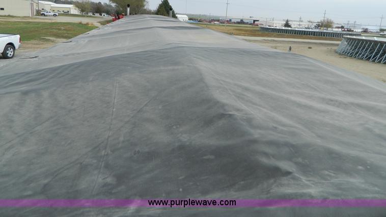 image for item G7558 1993 Wilson Pace Setter grain trailer