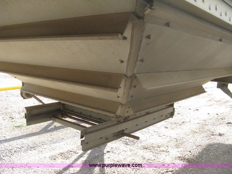 image for item B8271 1994 Wilson DWH-400 hopper bottom aluminum trailer