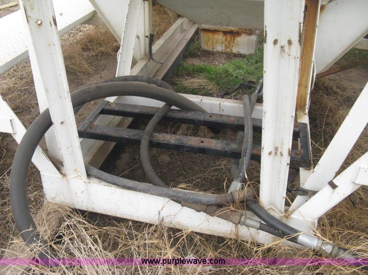 image for item B8275 Willmar Load Runner 10 dry fertilizer box