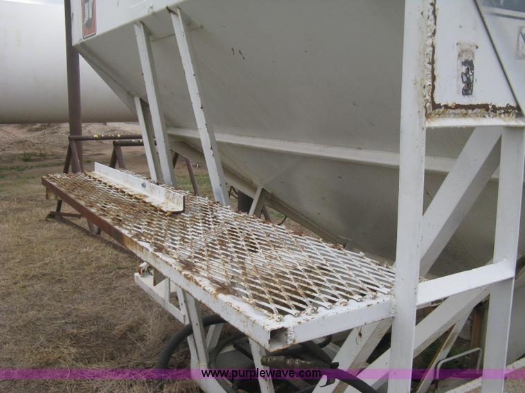 image for item B8275 Willmar Load Runner 10 dry fertilizer box