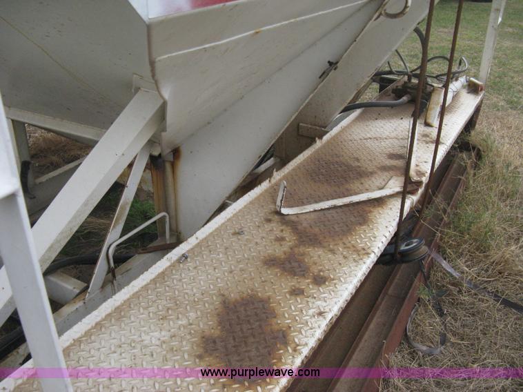 image for item B8275 Willmar Load Runner 10 dry fertilizer box