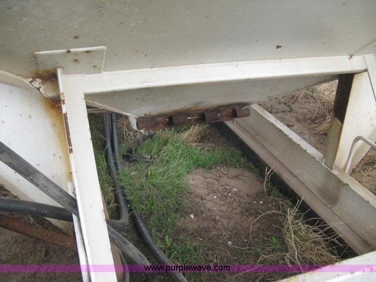 image for item B8275 Willmar Load Runner 10 dry fertilizer box