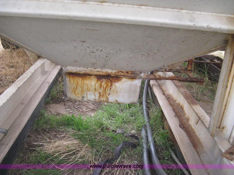 image for item B8275 Willmar Load Runner 10 dry fertilizer box