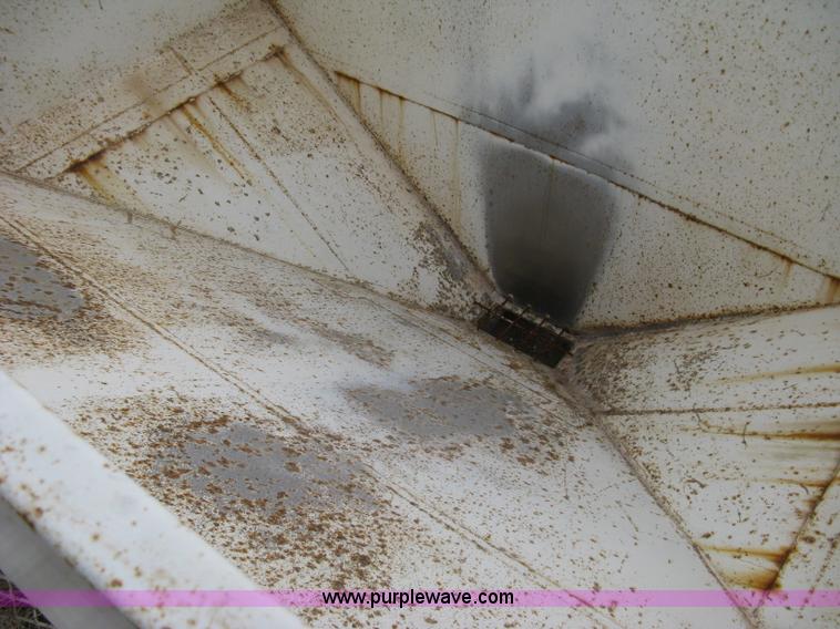 image for item B8275 Willmar Load Runner 10 dry fertilizer box