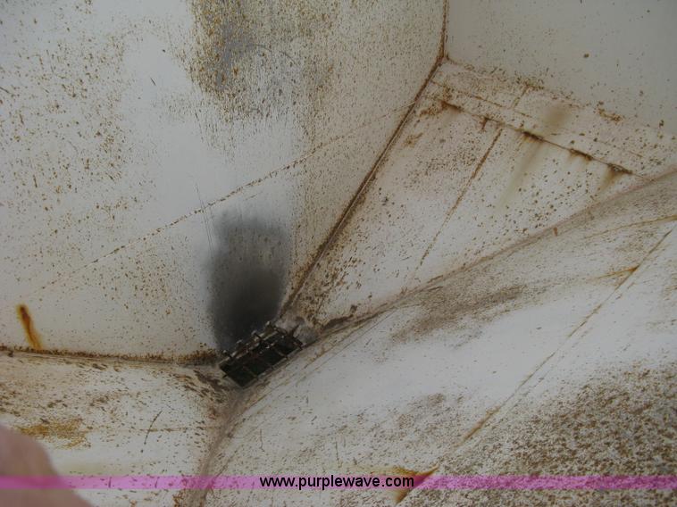 image for item B8275 Willmar Load Runner 10 dry fertilizer box