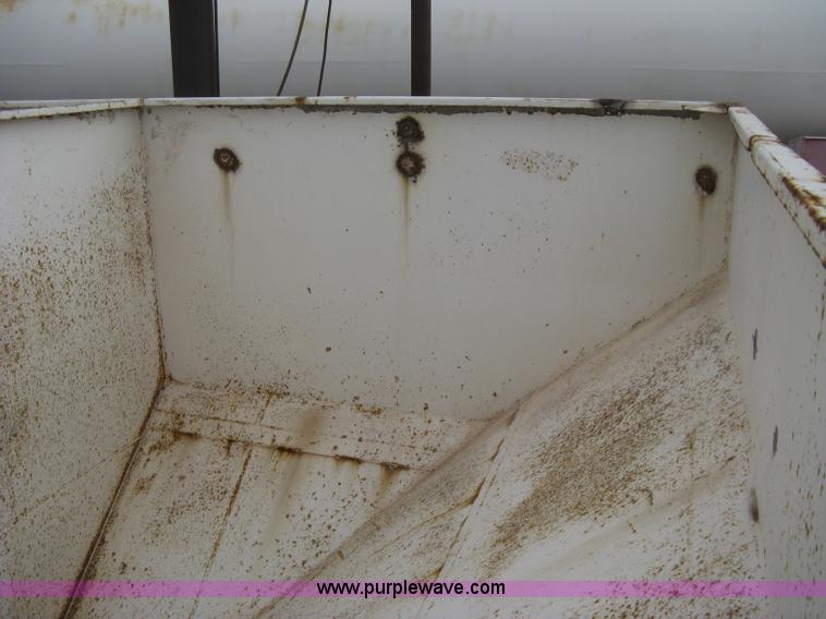 image for item B8275 Willmar Load Runner 10 dry fertilizer box