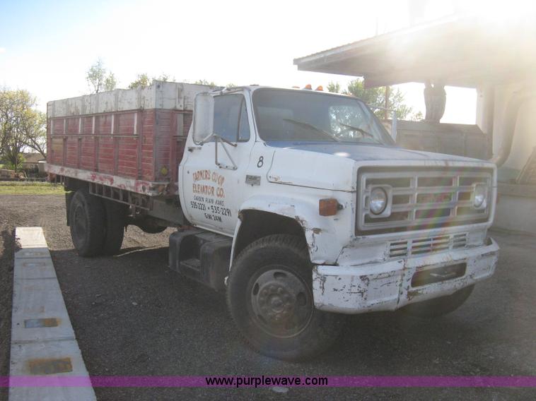 image for item B8276 1979 GMC 6000 V-Eight grain truck