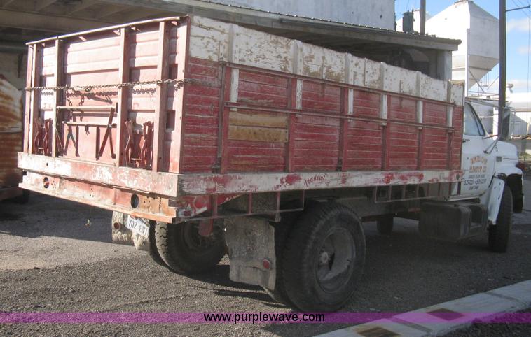 image for item B8276 1979 GMC 6000 V-Eight grain truck