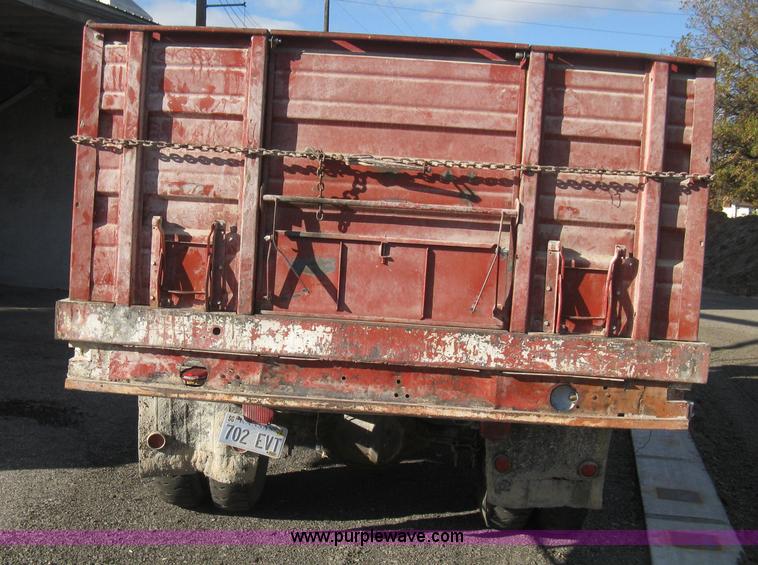 image for item B8276 1979 GMC 6000 V-Eight grain truck