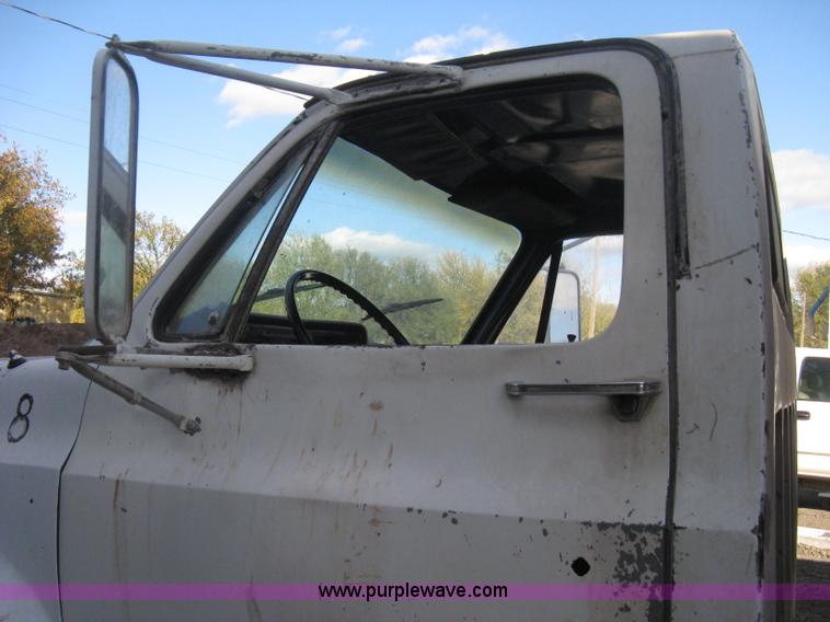 image for item B8276 1979 GMC 6000 V-Eight grain truck
