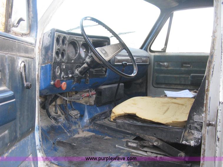 image for item B8276 1979 GMC 6000 V-Eight grain truck