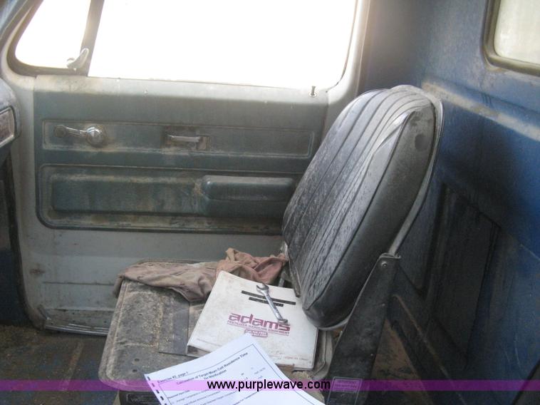 image for item B8276 1979 GMC 6000 V-Eight grain truck