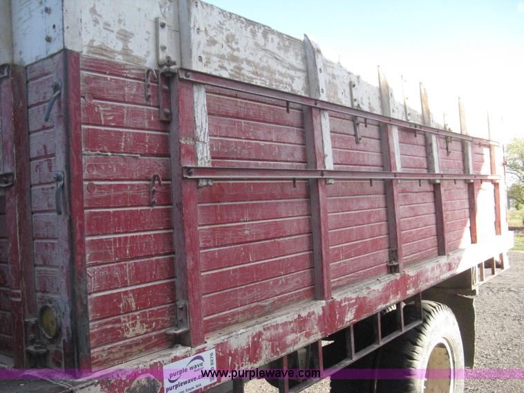 image for item B8276 1979 GMC 6000 V-Eight grain truck