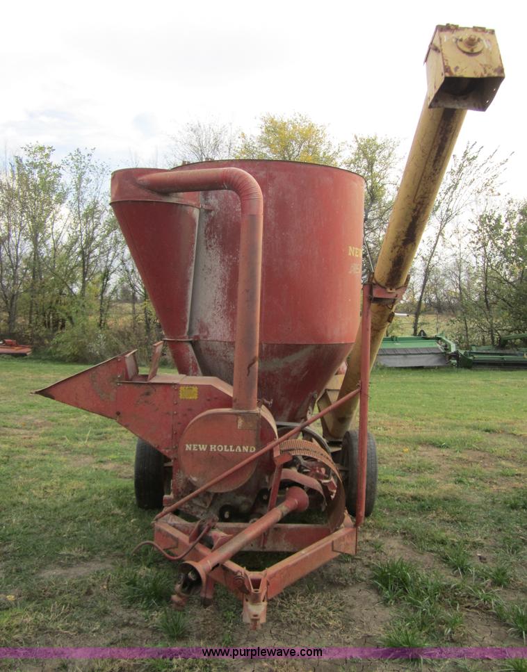 image for item D5692 New Holland 351 grinder/mixer
