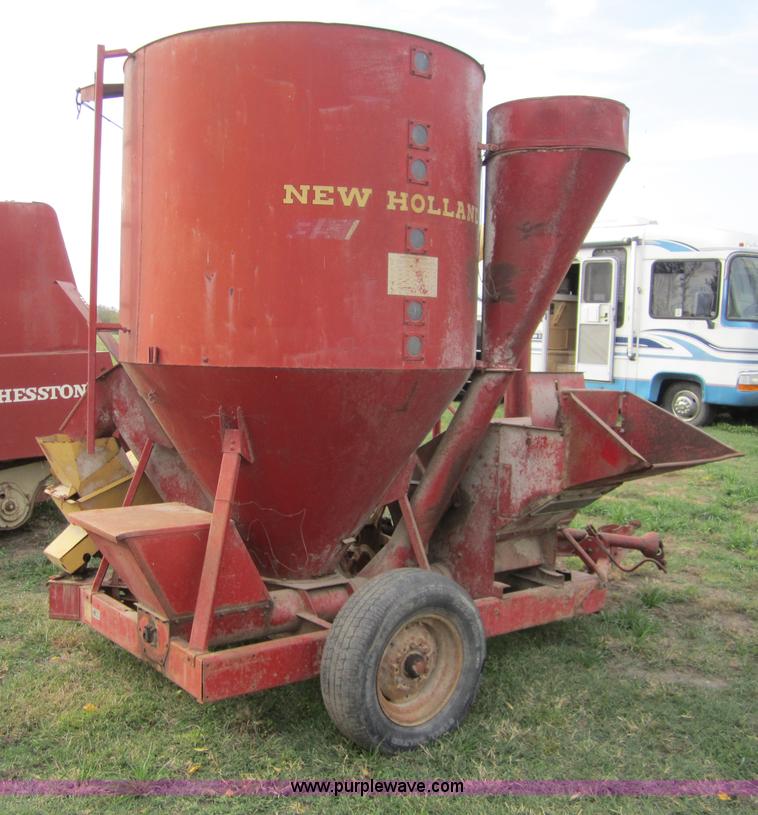 image for item D5692 New Holland 351 grinder/mixer