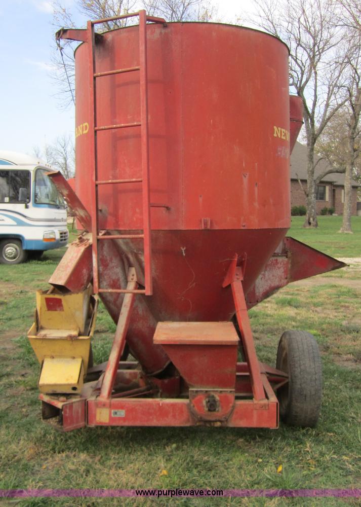 image for item D5692 New Holland 351 grinder/mixer