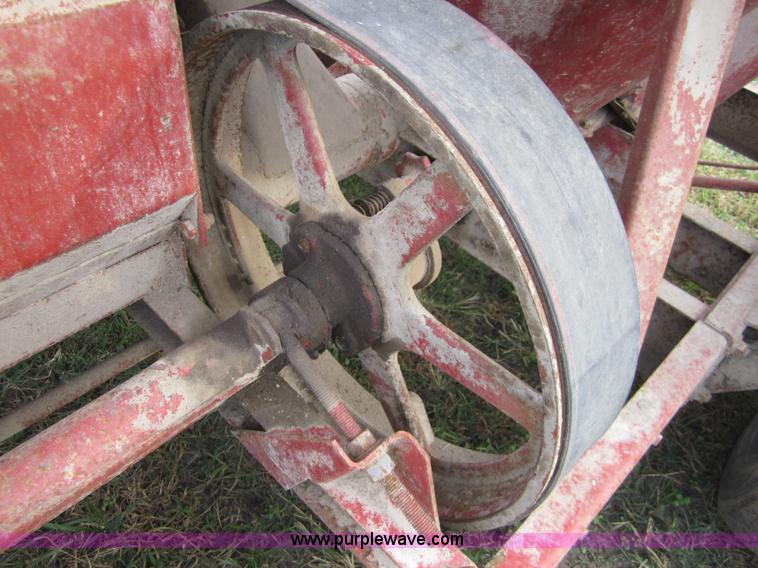 image for item D5692 New Holland 351 grinder/mixer