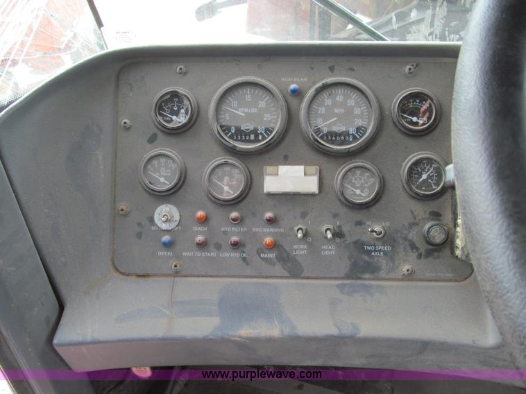 image for item E3537 2000 Case IH Titan FLX3300B dry floater truck