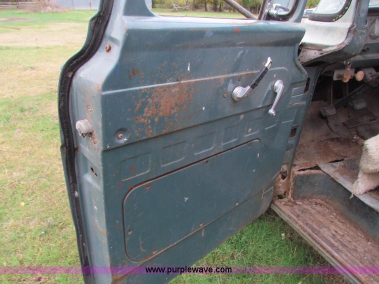 image for item E8092 1958 Ford F500 pickup truck