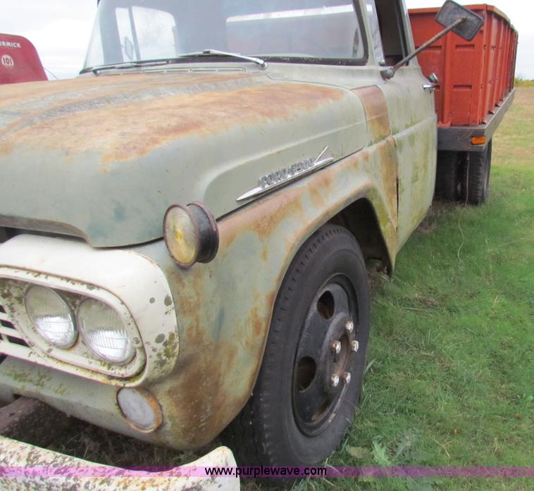 image for item E8092 1958 Ford F500 pickup truck