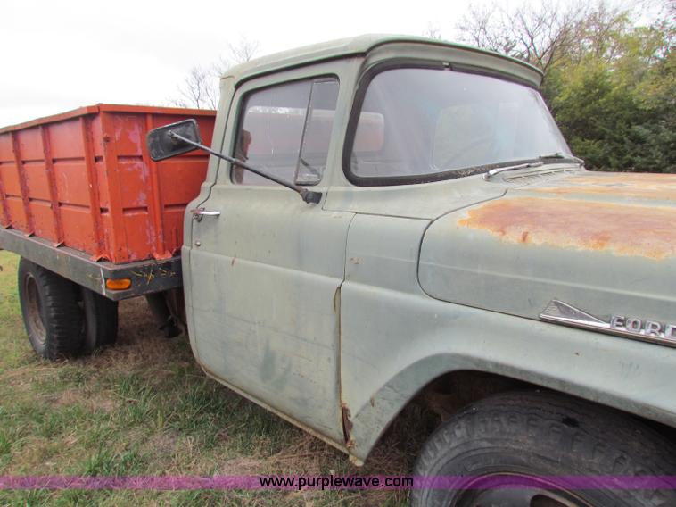 image for item E8092 1958 Ford F500 pickup truck