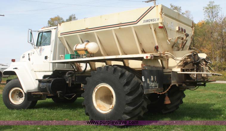 image for item F2696 1995 Ford LN8000 spreader truck