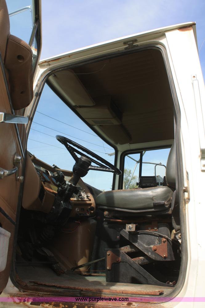 image for item F2696 1995 Ford LN8000 spreader truck