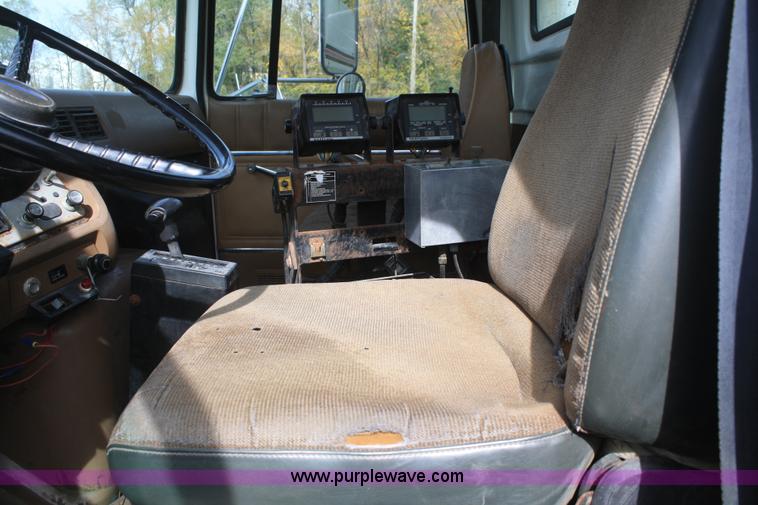 image for item F2696 1995 Ford LN8000 spreader truck