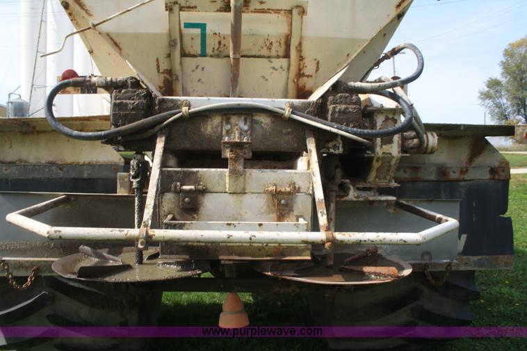 image for item F2696 1995 Ford LN8000 spreader truck