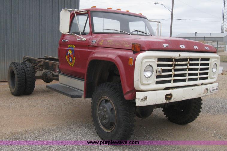 image for item B8286 1979 Ford F600 truck cab and chassis