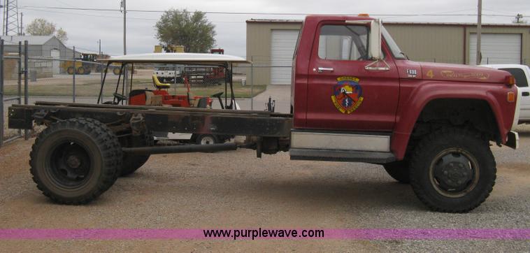 image for item B8286 1979 Ford F600 truck cab and chassis