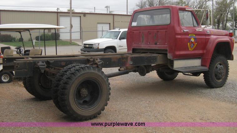 image for item B8286 1979 Ford F600 truck cab and chassis