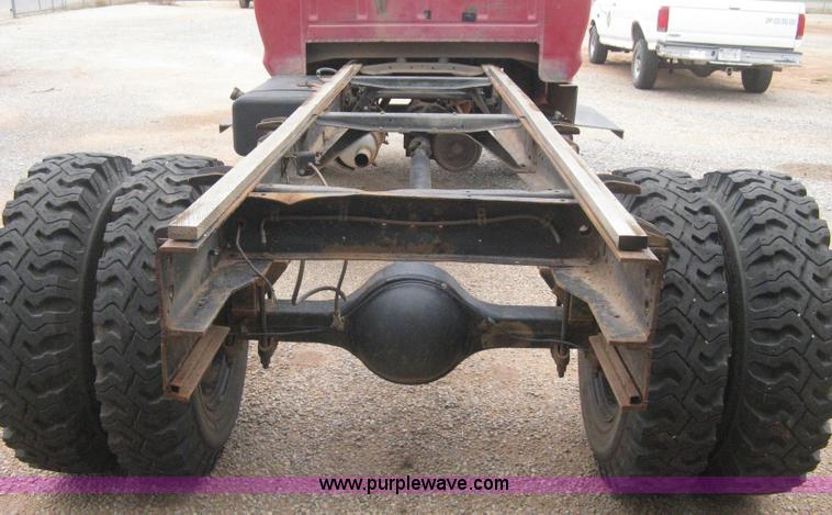 image for item B8286 1979 Ford F600 truck cab and chassis