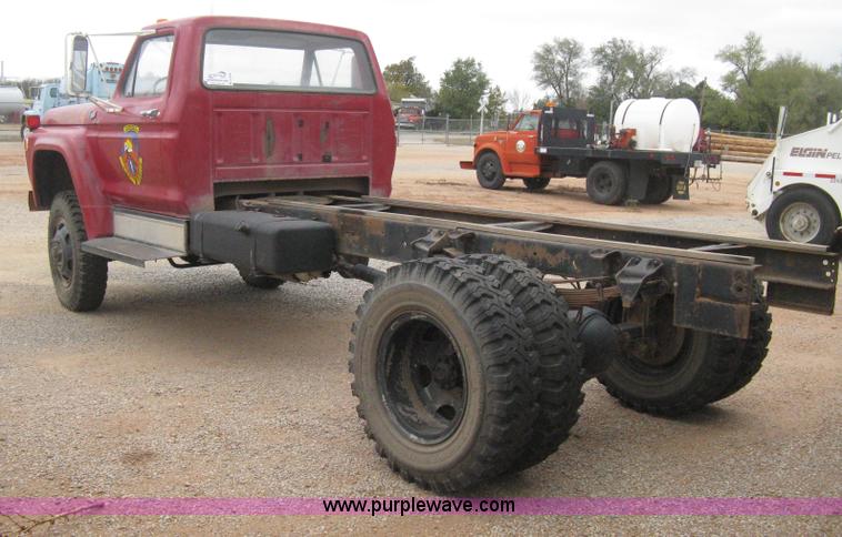 image for item B8286 1979 Ford F600 truck cab and chassis