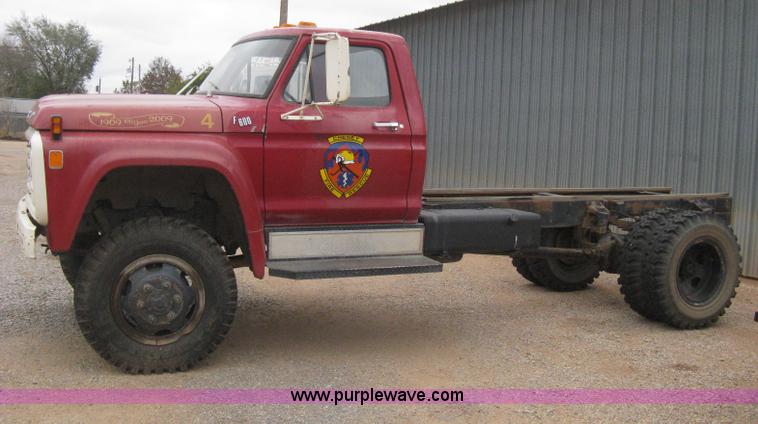 image for item B8286 1979 Ford F600 truck cab and chassis