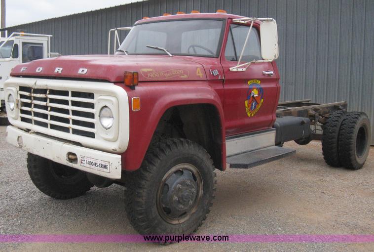 image for item B8286 1979 Ford F600 truck cab and chassis