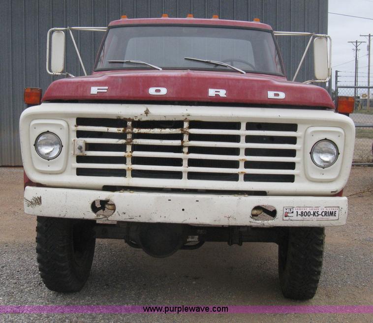 image for item B8286 1979 Ford F600 truck cab and chassis