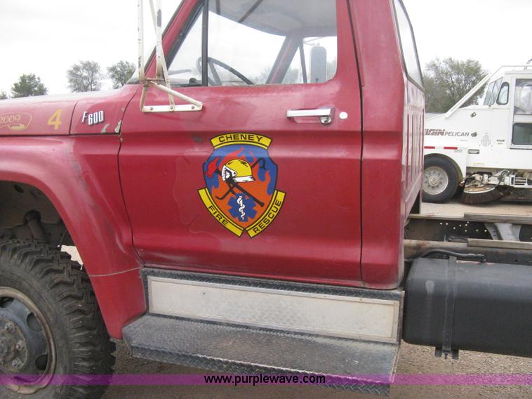 image for item B8286 1979 Ford F600 truck cab and chassis