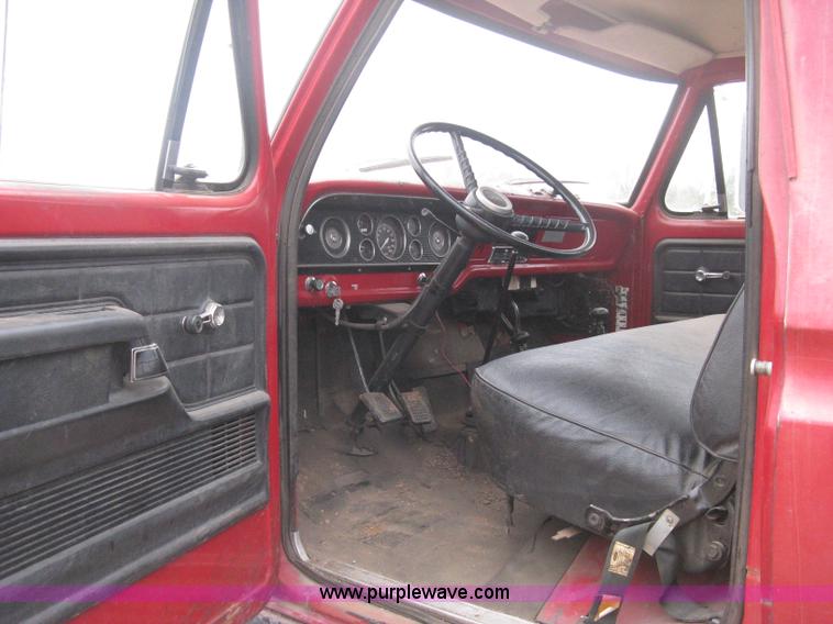 image for item B8286 1979 Ford F600 truck cab and chassis